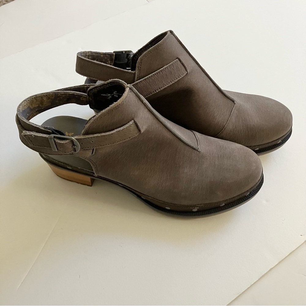 Chaco Cataluna Clog Shoes. Nickel. Women’s  10
